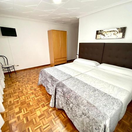 Garden Lodge Hostal Evencio Ribadavia Esterno foto