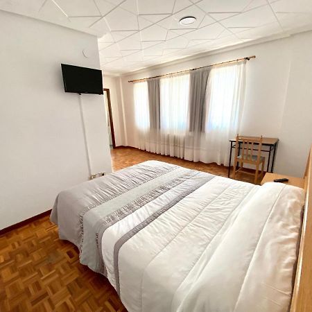 Garden Lodge Hostal Evencio Ribadavia Esterno foto