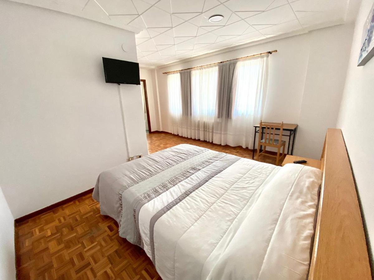 Garden Lodge Hostal Evencio Ribadavia Esterno foto