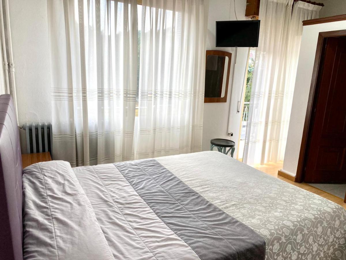 Garden Lodge Hostal Evencio Ribadavia Esterno foto